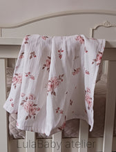 Załaduj obraz do przeglądarki galerii, Pieluszka muślinowa kwiaty