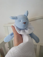 Załaduj obraz do przeglądarki galerii, Przytulanka Miś bawełniana Błękit