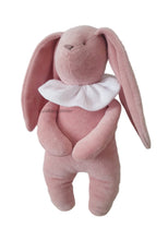 Załaduj obraz do przeglądarki galerii, Przytulanka grzechotka dla niemowlaka. Króliczek. Prezent dla dziecka noworodka