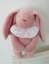 Załaduj obraz do przeglądarki galerii, Króliczek z grzechotką Zgaszony róż