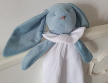 Załaduj obraz do przeglądarki galerii, Przytulanka zajączek bawełniana kolor Morski