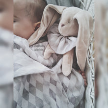 Załaduj obraz do przeglądarki galerii, Przytulanka zajączek szare romby