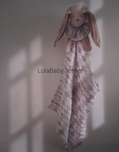 Załaduj obraz do przeglądarki galerii, Przytulanka zajączek szare romby