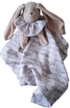 Załaduj obraz do przeglądarki galerii, Przytulanka zajączek szare romby