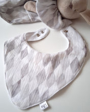 Załaduj obraz do przeglądarki galerii, Śliniak muślinowy szare romby