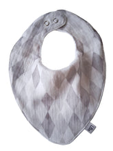 Załaduj obraz do przeglądarki galerii, Śliniak muślinowy szare romby