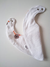 Załaduj obraz do przeglądarki galerii, Śliniak muślinowy traktorki