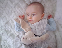 Załaduj obraz do przeglądarki galerii, Śliniak muślinowy szare romby