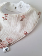 Załaduj obraz do przeglądarki galerii, Śliniak muślinowy kwiatuszki