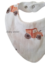 Załaduj obraz do przeglądarki galerii, Śliniak muślinowy traktorki