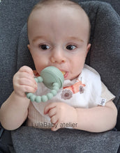 Załaduj obraz do przeglądarki galerii, Śliniak muślinowy traktorki