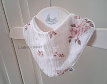 Załaduj obraz do przeglądarki galerii, Śliniak muślinowy kwiatuszki