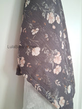 Załaduj obraz do przeglądarki galerii, Pieluszka muślinowa kwiaty na niebieskim tle