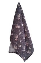 Załaduj obraz do przeglądarki galerii, Pieluszka muślinowa kwiaty na niebieskim tle