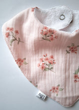 Załaduj obraz do przeglądarki galerii, Śliniak muślinowy Różowa łąka