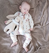 Załaduj obraz do przeglądarki galerii, Króliczek z grzechotką