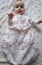 Załaduj obraz do przeglądarki galerii, Śpiworek do spania muślinowy kwiaty na złamanej bieli 0+