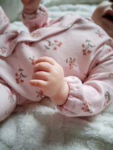 Załaduj obraz do przeglądarki galerii, Pajacyk niemowlęcy Różowa łąka