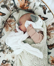 Załaduj obraz do przeglądarki galerii, Przytulanka bawełniana kaczuszka