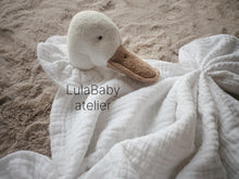 Załaduj obraz do przeglądarki galerii, Przytulanka bawełniana kaczuszka brązowy dziobek