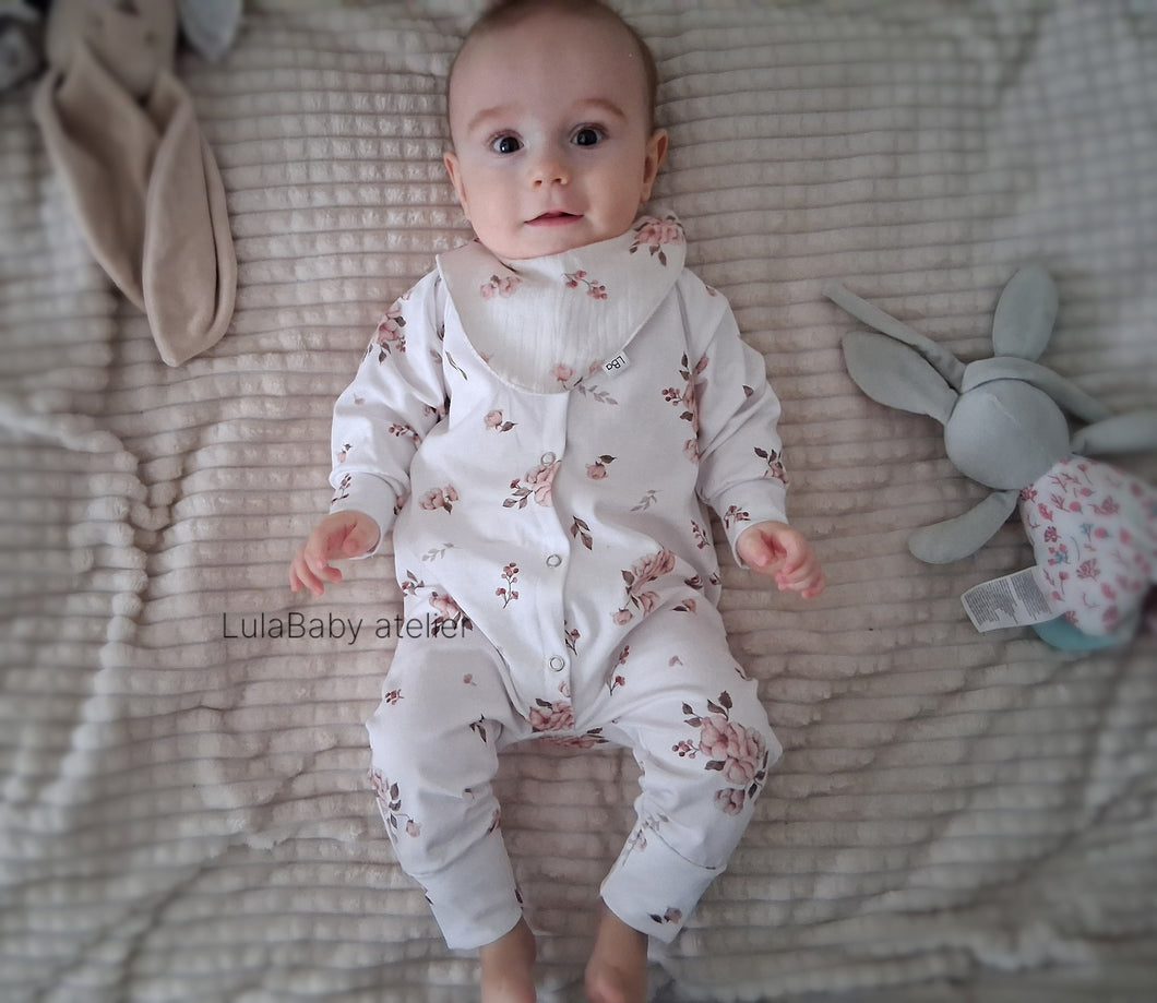 Pajacyk niemowlęcy biały w kwiatuszki