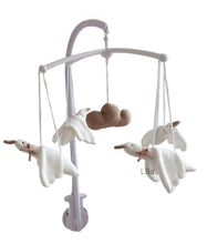 Załaduj obraz do przeglądarki galerii, Karuzela nad łóżeczko z gąskami, kaczuszkami. Melodyjka nad łóżeczko
