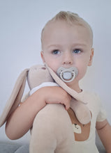 Załaduj obraz do przeglądarki galerii, Króliczek z grzechotką
