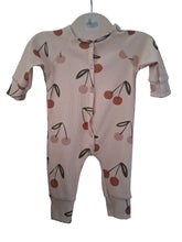 Załaduj obraz do przeglądarki galerii, Pajacyk niemowlęcy prążkowany wisienki
